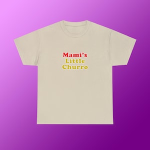 Mami's Little Churro Camiseta unissex de algodão pesado Herança hispânica Família latina Engraçado Bonito Paródia Presente Almôndega Camisa da cidade de Nova York