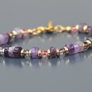 Amethyst and Crystal Bracelet for Women. Heishi in Amethyst and gold-plated Steel with pink crystal and amethyst bicone beads.