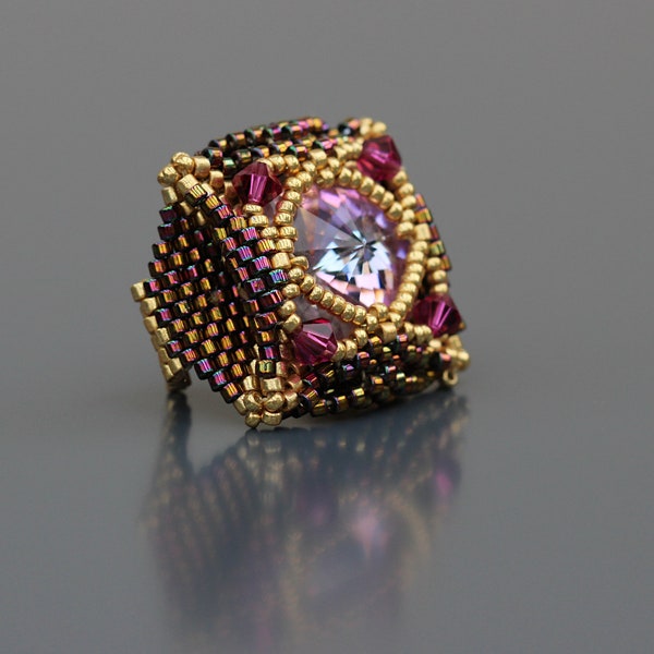 Bague perlée haut de gamme carrée pour Femme. Cristal taillé rose et perles de rocailles plaqué or