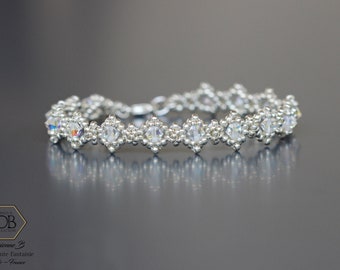 Minimalist bracelet for women with Miyuki crystal beads and seed beads. Solid silver clasp