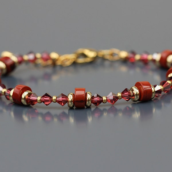 Bracelet Jaspe rouge pour Femme. Heishi en Jaspe et inox doré avec Toupies cristal. Fermoir inox doré.