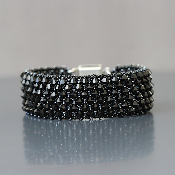 Bracelet manchette noir pour Femme en Cristal.  Fermoir ouvragé argenté vieilli.