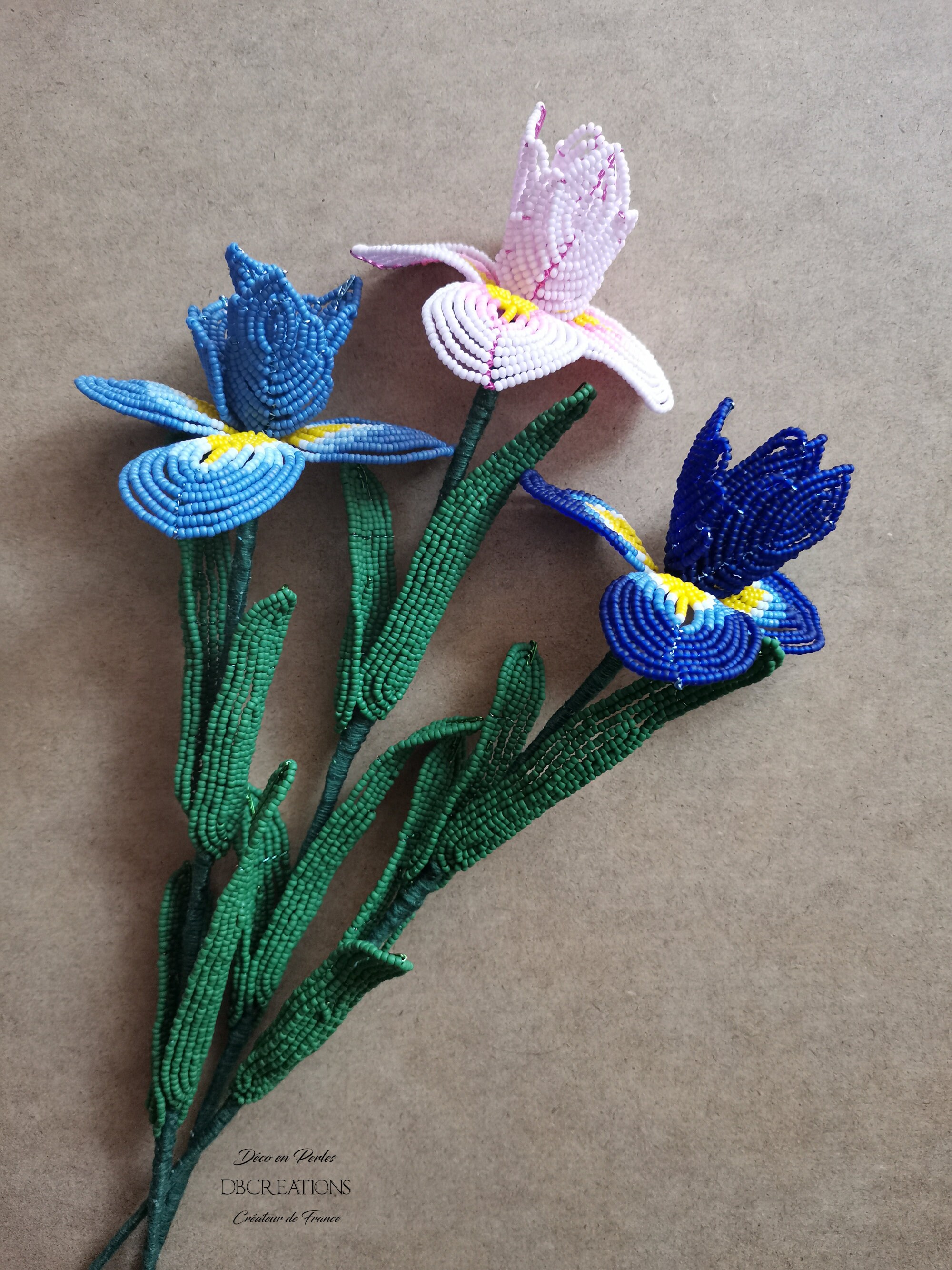 Fleur en Perles de Rocaille. Iris Fait-Main. Perlage à La Française