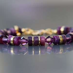 Kunzite bracelet for women. Heishi in Kunzite and gold-plated steel with amethyst-colored crystal bicone beads.