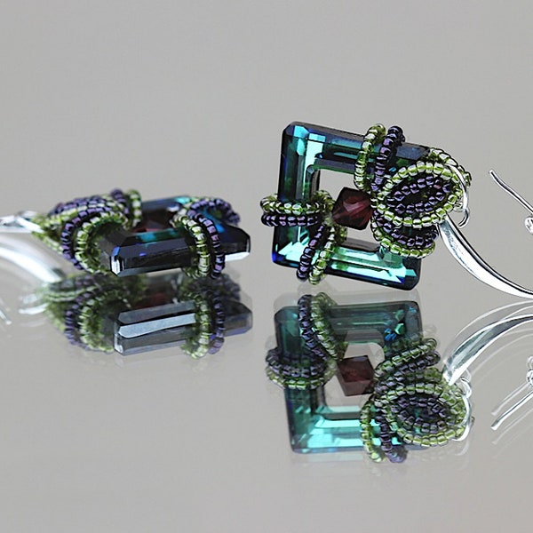 Boucles d'oreilles pour Femme. Pendentifs Carrés évidés et Toupies en Cristal. Crochets ou clous acier inoxydable.