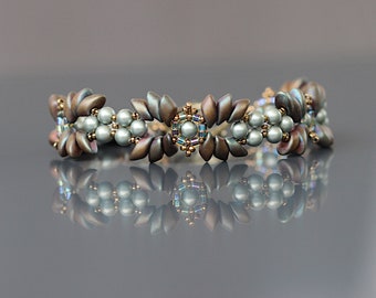 Bracelet femme Cristal nacré vert et Perles japonaises magatama brun. Fermoir T fleur en bronze.