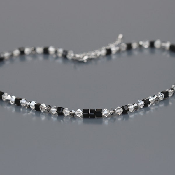 Collier noir et cristal pour Femme. Cubes et Toupies en cristal. Fermoir et extension acier inoxydable