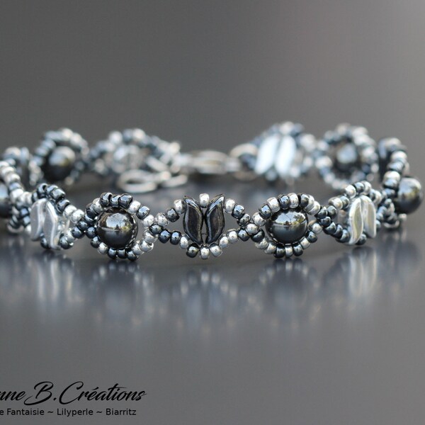 Hematite bracelet for woman. Round and fancy beads in Hematite. Stainless steel clasp