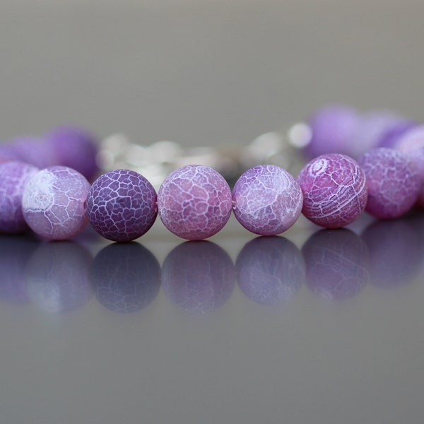 Bracelet Agate teintée violet pour Femme. Perles rondes pierre gemme agate craquelée. Fermoir argent