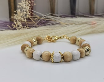 Bracelet Hêtre naturel et blanc pour Femme. Perles rondes en bois et zamac doré. Fermoir hypoallergénique.