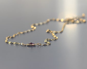 Collier minimaliste pour femme. Chaîne inox doré agrémentée d’un cristal taillé violet.