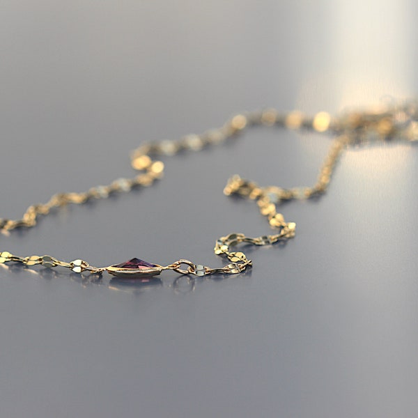 Collier minimaliste pour femme. Chaîne inox doré agrémentée d’un cristal taillé violet.