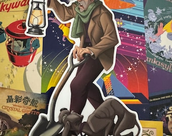 Puede incluir: Una pegatina con una ilustración de dibujos animados de un hombre sosteniendo una linterna y una pala, con un perro a sus pies. El hombre lleva un abrigo marrón, sombrero y bufanda verde. El fondo es un collage de carteles de viaje coloridos.