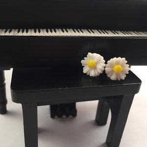 White daisy stud earrings
