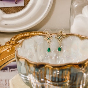 Chandelier style rhinestone drop earrings - silver 925 post earrings - green stone drop earrings - golden earrings with green stone - fancy