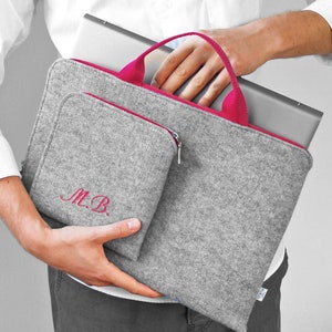 Capa de feltro para laptop PERSONALIZADA, capa bordada personalizada para MacBook com mãos fúcsia e zíper, presente personalizável perfeito para Mac Air 13, 15 polegadas M3