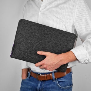 HOUSSE POUR ORDINATEUR PORTABLE Housse en feutre pour MacBook en feutre gris foncé avec fermeture à glissière violette Toutes les tailles pour ordinateurs portables de 11 à 17 pouces, cadeau unique pour homme