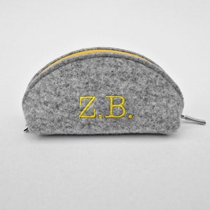 MINI DUMPLING PERSONALIZZATO Custodia per mouse in feltro con monogramma o nome Custodia per auricolari piccola in feltro grigio