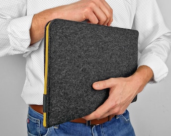 Housse pour Macbook en feutre gris foncé avec fermeture éclair jaune, toutes les tailles et tous les modèles disponibles : étuis pour Mac Neo, Air, Pro 13, 15, 16 pouces