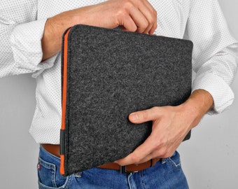 Housse pour ordinateur portable MACBOOK SLEEVE 02 en feutre gris foncé avec fermeture éclair orange toutes les tailles, disponible sur commande pour vos cadeaux de Noël