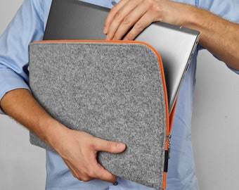 VILTEN LAPTOPSLEEVE Macbook Cover grijs met oranje rits alle maten verkrijgbaar: macbooks, laptops, MacBook Air 13, MacBook Air 15 M2 case