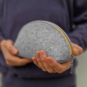 FELT DUMPLING Astuccio per penne Astuccio in feltro grigio chiaro Mouse e altri accessori elettronici Cover con cerniera gialla e fodera in cotone
