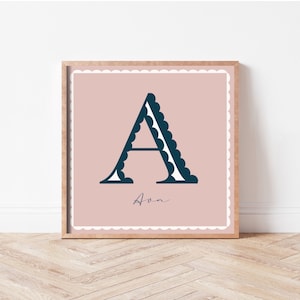 Personalisierter quadratischer Buchstabe, Initiale und Name, Jakobsmuschel-Design Buchstabe, Kinderwandkunst, Kinderzimmerdruck, Kinderposter, Jakobsmuschelkante.