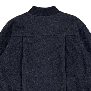 Puede incluir: Chaqueta bomber gris oscuro con cuello de canal&eacute;. La chaqueta tiene un aspecto texturizado y un dise&ntilde;o sencillo y cl&aacute;sico. La parte trasera de la chaqueta presenta un detalle de costura vertical.