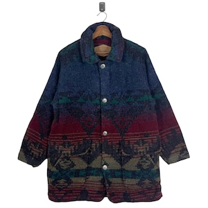 Puede incluir: Una chaqueta de lana con estampado azul, rojo, verde y negro con cierre de botones. La chaqueta tiene dos bolsillos en la parte delantera.