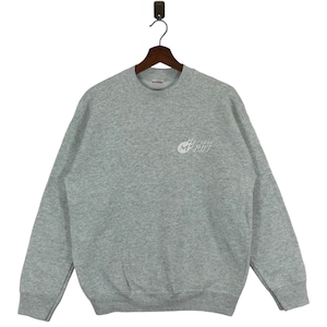 Puede incluir: Una sudadera gris con un logotipo blanco que dice "1999 M-PIT" en la parte delantera.