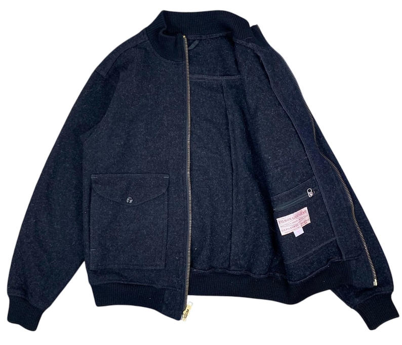 Puede incluir: Chaqueta bomber gris oscuro con cierre de cremallera completo y dos bolsillos delanteros. La chaqueta tiene cuello, pu&ntilde;os y dobladillo de canal&eacute;. El forro interior es visible y una peque&ntilde;a etiqueta est&aacute; cosida en el interior.