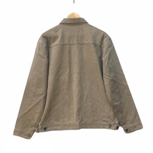 K&ouml;nnte beinhalten: Eine braune Jeansjacke mit Knopfleiste und langen &Auml;rmeln.
