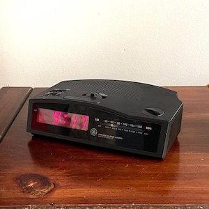 Vintage 1990's GE Digital Alarm Clock Radio AM/FM Model 7-4813A