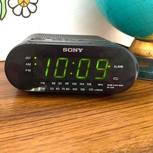 Sony Dream Machine Alarm Clock: Vintage Digital Radio (Auto Time Set) Model  ICF-C218