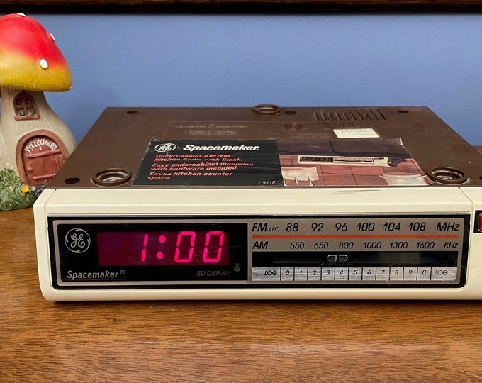 1980's Vintage General Electric Spacemaker Digital Clock Radio