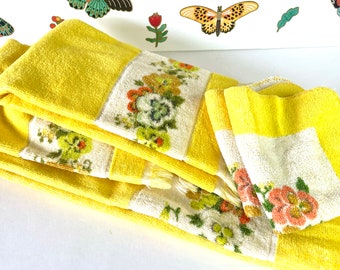 1970s Vintage Flower Power Fashion Manor Bath Towel Set, JC Penny Yellow Floral 5 Piece Bath Towel Set, Groovy Yellow Pansies Towel Set