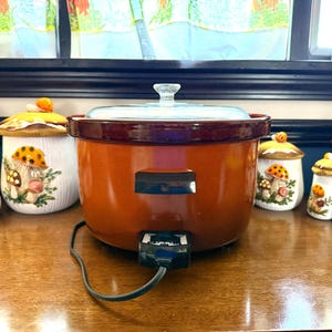 Olla de cocción lenta grande Wear-Ever Pokey Pot estilo años 70 - 5.5 cuartos de galón, recipiente extraíble, modelo n.° 38035