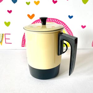 Olla eléctrica vintage de aluminio esmaltado, color amarillo claro