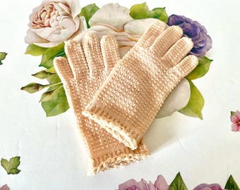 1930s Pink Crochet Gloves, Wrist-Length Peach Stretch, Midcentury Cosplay Accessory - 7" Finger To Hem, 3" Across