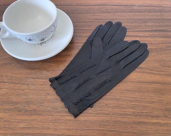 New Old Stock Short Black Leather Gloves, 1950s Black Leather Scalloped Hem Gloves, Small Black Italian Leather Gloves