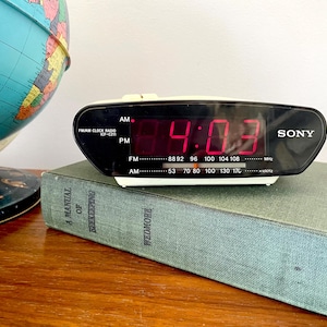 Vintage White 80&#39;s Sony Dream Machine Alarm Clock Radio, 1980s Clock Radio, AM/FM Clock Radio, Sony Dream Machine Alarm Clock Radio ICF-C211
