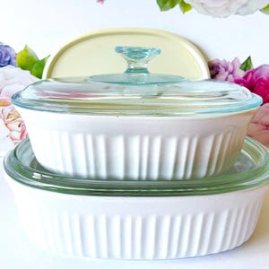 2 casseroles avec couvercle en grès blanc Corning, 2 casseroles avec couvercles nervurés blancs Corning Ware, casseroles blanches Corningware