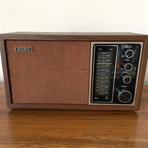 1970s Sony Solid State Transistor Radio, Vintage 70s Wood Grain AM/FM Radio, Sony TFM-9440W Solid State Radio