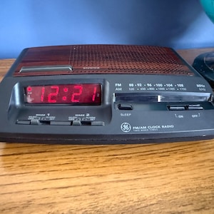 Radio reloj con efecto madera de General Electric de los años 80 - Alarma dual AM/FM digital, modelo GE 7-4621-A