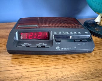 80s General Electric Woodgrain Clock Radio - AM/FM Dual Alarm Digital Model GE 7-4621-A