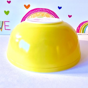 Yellow Pyrex 404 Mixing Bowl, Yellow Pyrex Primary, 4 Quart Nesting Bowl, Super Shiny Pyrex Primary 404 Mixing Bowl
