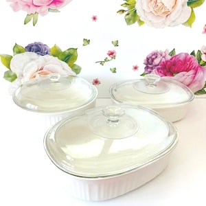 Trois casseroles avec couvercle blanc, 3 corningwares, 3 casseroles blanches corningware nervurées avec couvercles, 3 ensembles de casseroles blanches corningware