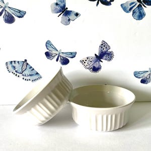 2 casseroles individuelles rondes blanches Corning Ware, deux faitouts en grès CorningWare, paire de casseroles 16 oz