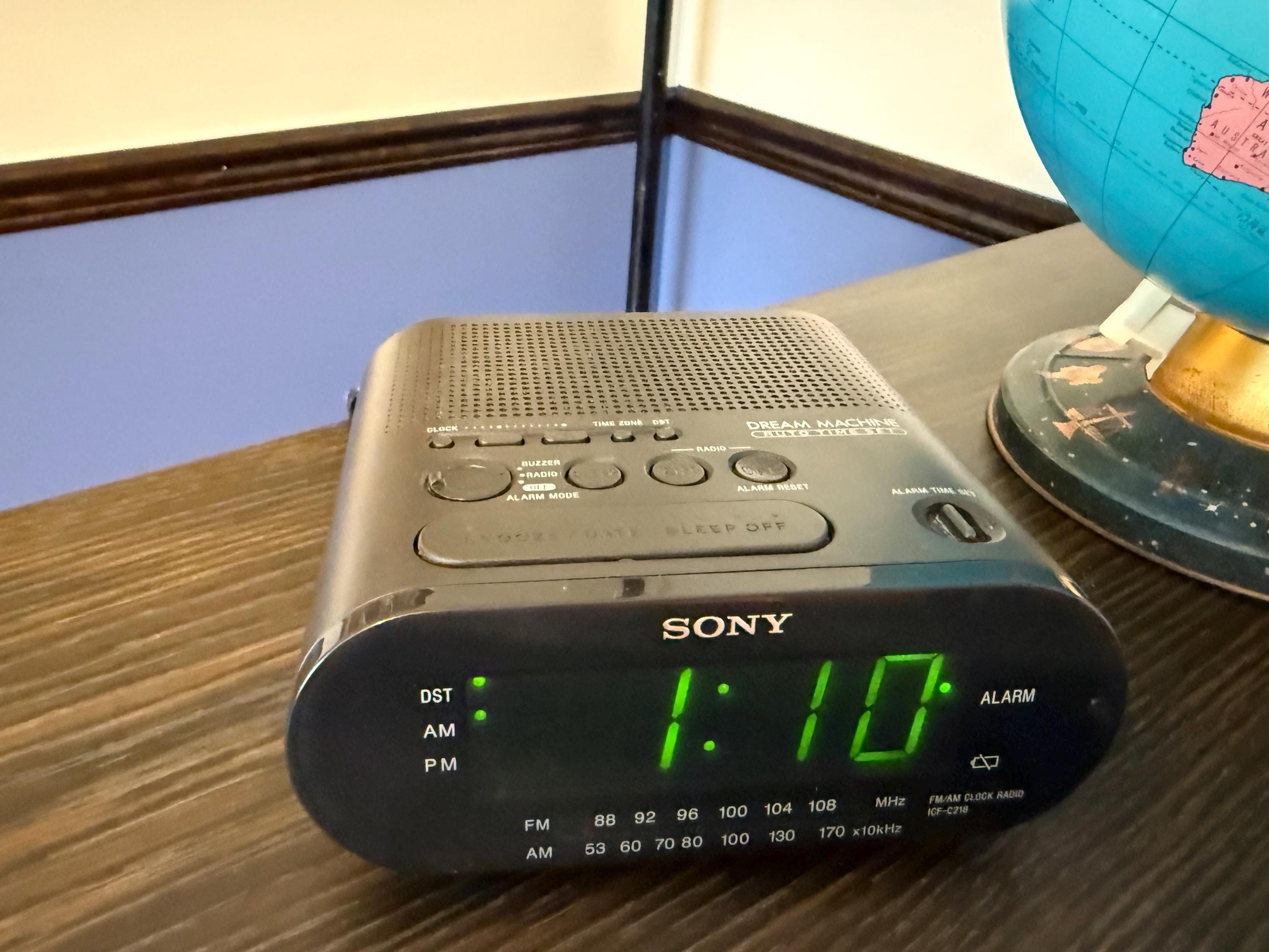 Sony Dream Machine Alarm Clock: Vintage Digital Radio (auto Time