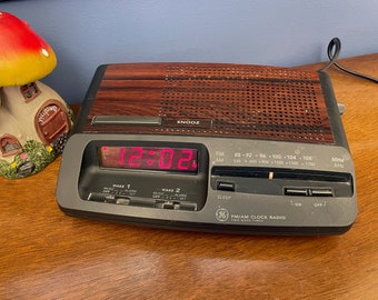 Vintage 80's GE Dual Alarm Clock AM/FM Radio Model 7-4621-A, Working 80's General Electric Woodgrain Clock Radio, Vintage 80s Clock radio